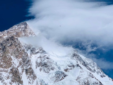 K2 - A Pakistani military helicopter on K2 searching for the mountaineers Juan Pablo Mohr, Muhammad Ali Sadpara and John Snorri, Sunday 07/02/2021