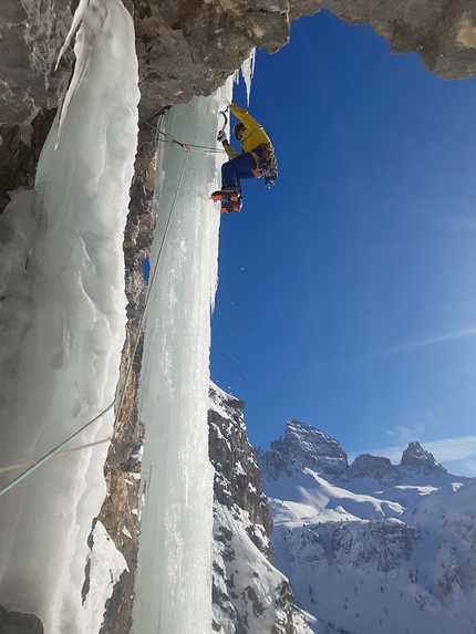 Val Rienza, Tre Cime di Lavaredo, Dolomiti, Manuel Baumgartner, Martin Baumgartner - Manuel Baumgartner apre la spettacolare cascata di ghiaccio Last Minute in Val Rienza, insieme a Martin Baumgartner il 30/01/2021.