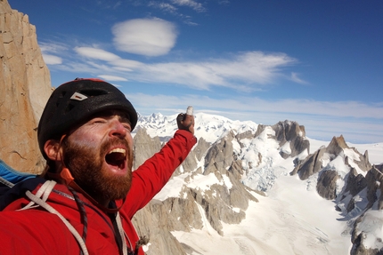 Sean Villanueva e la sua Fitz Roy Moonwalk Traverse nel video Piolet d'Or 2022