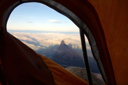 Sean Villanueva O’Driscoll, Moonwalk Traverse, Fitz Roy Traverse, Patagonia - Vista dalla tenda di Sean Villanueva O’Driscoll dalla cima del Fitz Roy in Patagonia