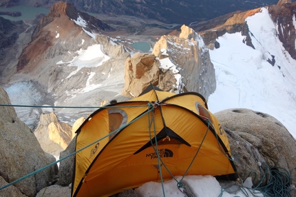 Sean Villanueva O’Driscoll, Moonwalk Traverse, Fitz Roy Traverse, Patagonia - La tenda di Sean Villanueva utilizzata durante la solitaria Traversata del Fitz Roy in Patagonia, febbraio 2021