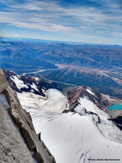 Sean Villanueva O’Driscoll, Moonwalk Traverse, Fitz Roy Traverse, Patagonia - Sean Villanueva in cima ad Aguja Guillaumet durante la traversata della skyline del Fitz Roy in Patagonia