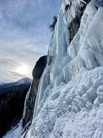 Roger Schäli, Marcel Schenk - Roger Schäli and Marcel Schenk making the first ascent of Lila Luna which acts as a direct start to Sot la sesa at Mulegns, January 2021