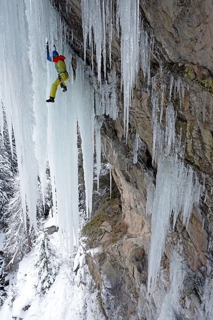 Falesia della Centrale, dry tooling in Valgrisenche, Valle d'Aosta, Matteo Giglio, Anna Torretta - Anna Torretta in azione alla Falesia della Centrale in Valgrisenche, Valle d'Aosta