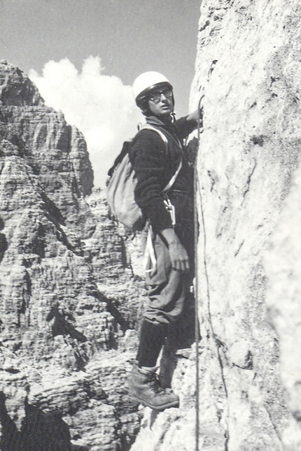 Molti friends e alcuni nuts di Gianni Battimelli - Gianni Battimelli sul Campanile Basso, Dolomiti di Brenta, 1969 