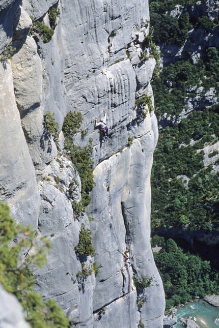 Molti friends e alcuni nuts di Gianni Battimelli - Gianni Battimelli in arrampicata nel Verdon