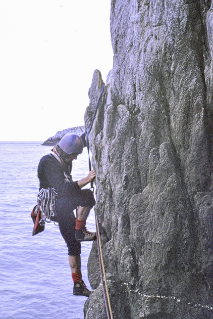 Molti friends e alcuni nuts di Gianni Battimelli - Pete Boardman su The Hustler, Anglesey, Galles, 1975