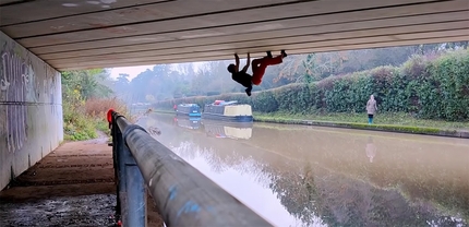 Watch Tom Randall climb Bassline, the longest urban roof crack in the UK