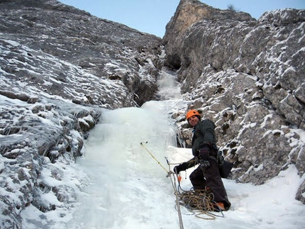 Ice climbing and dry tooling in Val di Fassa, Dolomites - Cristan Dallapozza climbing Vernel Gully