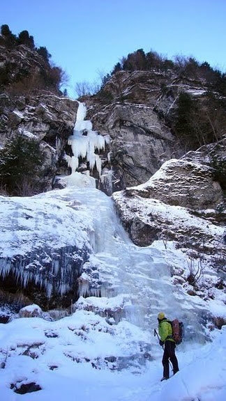 Arrampicata su ghiaccio e dry tooling in Val di Fassa - Andrea alla base di Carpe Diem