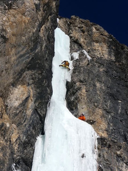 Ice climbing and dry tooling in Val di Fassa, Dolomites - Andrea climbing Cassiopeo