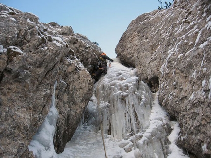 Arrampicata su ghiaccio e dry tooling in Val di Fassa - Cristian Dallapozza su Vernel Gully