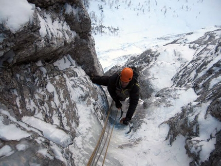 Arrampicata su ghiaccio e dry tooling in Val di Fassa - Cristian Dallapozza su Vernel Gully