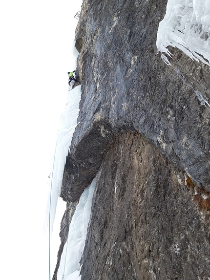 Simon Messner, Martin Sieberer, Eremit, Pinnistal, Stubaital - Simon Messner making the first free ascent of Komet in Pinnistal (Stubaital, Austria) in February 2021