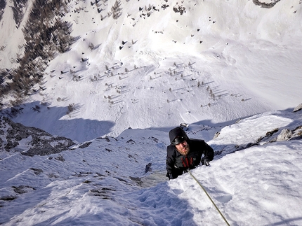 Cimon di Palantina, Alpago, Matteo Pilon, Florian Faessler, Rostyslav Shevchenko - Florian Faessler durante l'apertura di L'insostenibile leggerezza dell’essere sulla parete nord di Cimon di Palantina in Alpago (Florian Faessler, Matteo Pilon, Rostyslav Shevchenko 21/02/2021)