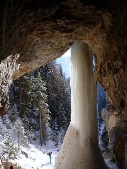 Ice climbing and dry tooling in Val di Fassa, Dolomites - Per la Madonna