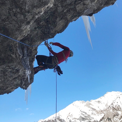 Valle di Daone, Valneda, L’Ira di Giò, Matteo Rivadossi, Simone Monecchi - Matteo Rivadossi sui primi metri di L2 de L’Ira di Giò in Valneda (Val Daone)