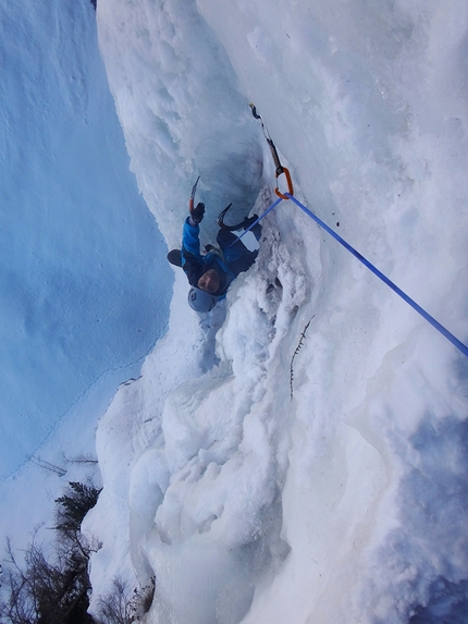 Valle di Daone, Valneda, L’Ira di Giò, Matteo Rivadossi, Simone Monecchi - Simone Monecchi sulla candela d'uscita di L2 di L’Ira di Giò in Valneda (Val Daone)