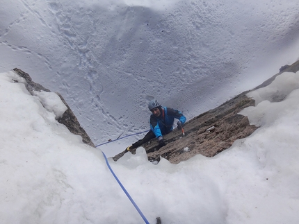 Valle di Daone, Valneda, L’Ira di Giò, Matteo Rivadossi, Simone Monecchi - Simone Monecchi all'uscita di L4 di L’Ira di Giò in Valneda (Val Daone), appena prima della slavina