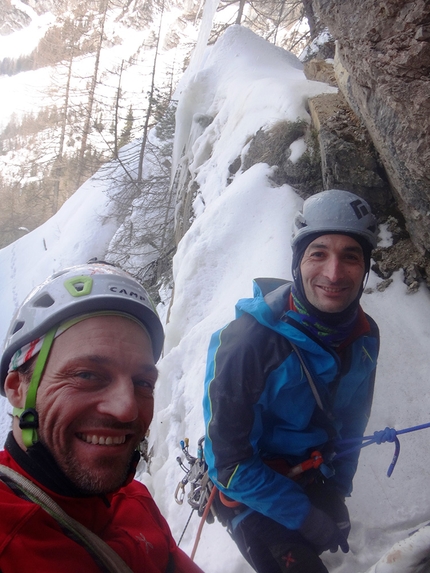 Valle di Daone, Valneda, L’Ira di Giò, Matteo Rivadossi, Simone Monecchi - Matteo Rivadossi e Simone Monecchi, autoscatto da incolumi su L’Ira di Giò in Valneda (Val Daone)