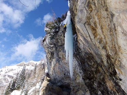 Valle di Daone, Valneda, L’Ira di Giò, Matteo Rivadossi, Simone Monecchi - Giorgio Tameni nel 2014 in apertura sulla stalattite di L2 de L'Ira di Giò in Valneda (Val Daone)