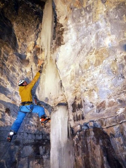 Arrampicata su ghiaccio e dry tooling in Val di Fassa - Tommy Cardelli su Night event