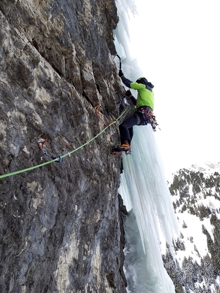 Simon Messner, Martin Sieberer, Eremit, Pinnistal, Stubaital - Martin Sieberer making the first ascent of Eremit in Pinnistal (Stubaital, Austria) in February 2021