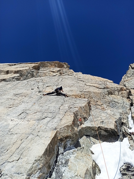 Grandes Jorasses, Il regalo di Berna, Matteo Della Bordella, Giacomo Mauri, Luca Schiera - Durante l'apertura di Il regalo di Berna sulla parete sud delle Grandes Jorasses (Matteo Della Bordella, Giacomo Mauri, Luca Schiera 24/02/2021)