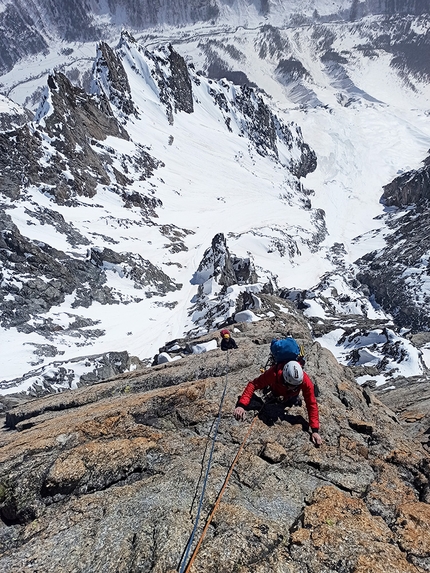 Grandes Jorasses, Il regalo di Berna, Matteo Della Bordella, Giacomo Mauri, Luca Schiera - Giacomo Mauri e Luca Schiera durante l'apertura di Il regalo di Berna sulla parete sud delle Grandes Jorasses