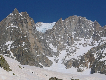 Grandes Jorasses, Il regalo di Berna, Matteo Della Bordella, Giacomo Mauri, Luca Schiera - The sunny south face of the Grandes Jorasses (Matteo Della Bordella, Giacomo Mauri, Luca Schiera 24/02/2021)