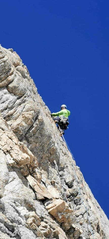 Grandes Jorasses, Il regalo di Berna, Matteo Della Bordella, Giacomo Mauri, Luca Schiera - Matteo Della Bordella making the first ascent of Il regalo di Berna on the south face of the Grandes Jorasses (Matteo Della Bordella, Giacomo Mauri, Luca Schie 24/02/2021)