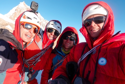 Drus Parete Ovest, Monte Bianco - Thomas Auvaro, Léo Billon, Jordi Noguere e Sébastien Ratel in cima alla parete ovest del Petit Dru, Monte Bianco, dopo l'apertura di durante l'apertura di BASE