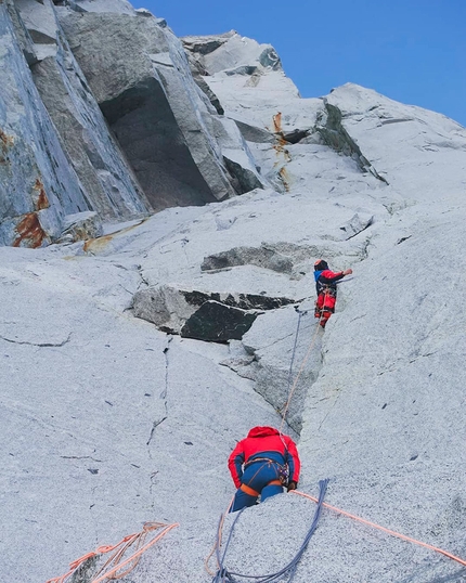 Drus Parete Ovest, Monte Bianco - Thomas Auvaro, Léo Billon, Jordi Noguere e Sébastien Ratel durante l'apertura di BASE alla parete ovest del Petit Dru, Monte Bianco