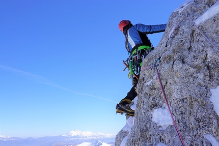 Scoglio della Sassetelli, Appennino Centrale, Resilience, Pino Calandrella, Giulio Longhi, Vlad Almasan - Via Resilience allo Scoglio della Sassetelli: Pino Calandrella su attacco III tiro