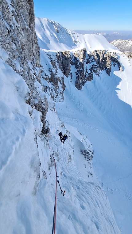 Scoglio della Sassetelli, Appennino Centrale, Resilience, Pino Calandrella, Giulio Longhi, Vlad Almasan - Via Resilience allo Scoglio della Sassetelli: Giulio Longhi e Vlad Almasan lungo il IV tiro