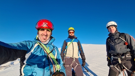 Scoglio della Sassetelli, Appennino Centrale, Resilience, Pino Calandrella, Giulio Longhi, Vlad Almasan - Via Resilience allo Scoglio della Sassetelli: da sx Pino Calandrella, Giulio Longhi e Vlad Almasan in cresta alla fine della via