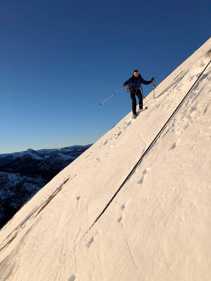 Half Dome, Yosemite, Zach Milligan, Jason Torlano - Zach Milligan in discesa con gli sci da Half Dome, Yosemite