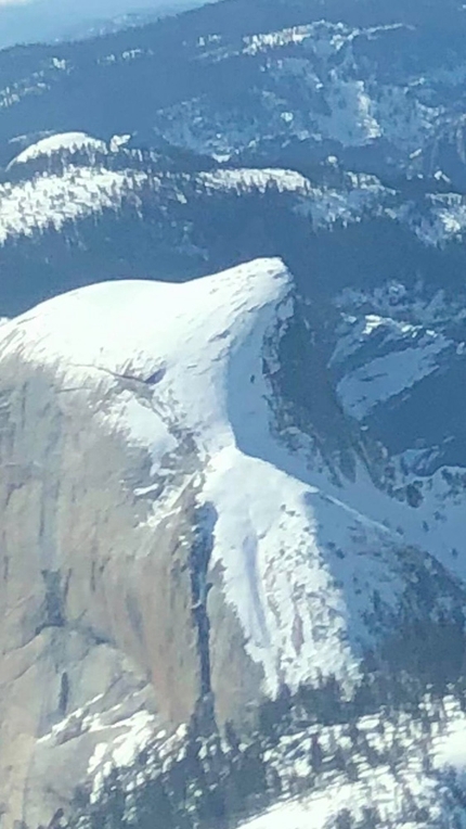 Half Dome, Yosemite, Zach Milligan, Jason Torlano - Half Dome in inverno, visto dall'aereo e fotografato da Jason Torlano prima della discesa con Zach Milligan