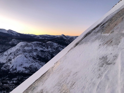 Half Dome, Yosemite, Zach Milligan, Jason Torlano - Ghiaccio vivo su Half Dome, Yosemite, durante la discesa con gli sci di Zach Milligan e Jason Torlano