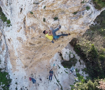 Isili, Sardegna, Corvo Solitario - Il ginnasta Matteo Sessini al Corvo Solitario a Isili in Sardegna