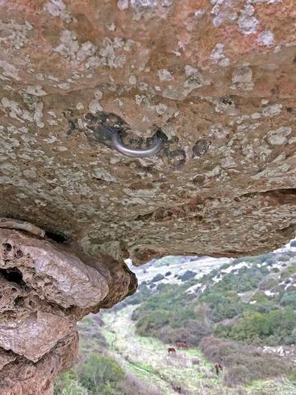 Isili, Sardegna, Corvo Solitario - Nuova chiodatura alla falesia Corvo Solitario a Isili in Sardegna