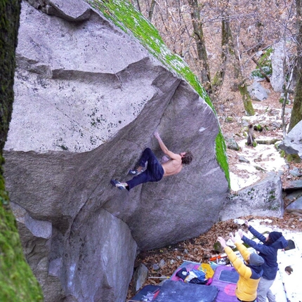 Giuliano Cameroni libera Crystal Ship, 8C boulder a Cresciano