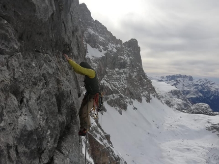 Civetta, Dolomiti, Torre d’Alleghe, Nicola Tondini, Lorenzo D'Addario - Nicola Tondini durante la prima invernale di Dulcis in fundo alla Torre d’Alleghe in Civetta, Dolomiti, 03/03/2021