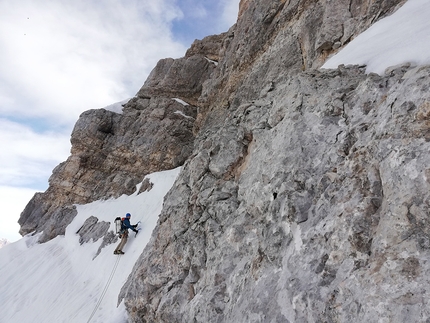 Civetta, Dolomiti, Torre d’Alleghe, Nicola Tondini, Lorenzo D'Addario - Nicola Tondini durante la prima invernale di Dulcis in fundo alla Torre d’Alleghe in Civetta, Dolomiti