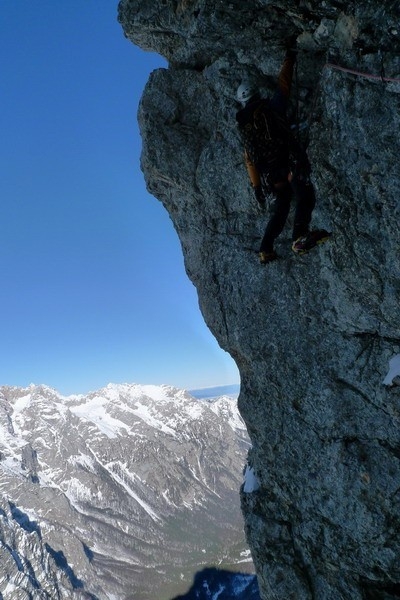 Triglav - Andrej Grmovsek sul famoso traverso sulla parte superiore della via, con usicta difficile verso una cengia di neve. E' qui che Pavla Jesih è stata soccorsa nel 1945.