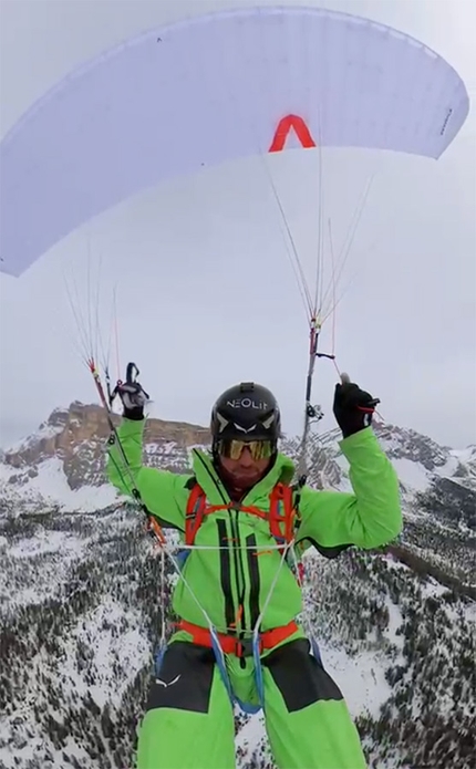 Grande Muro, Sass de la Crusc, Dolomiti, Simon Gietl - Simon Gietl rientra a valle in parapendio dopo la solitaria invernale sul Grande Muro, Sass de la Crusc, Dolomiti 