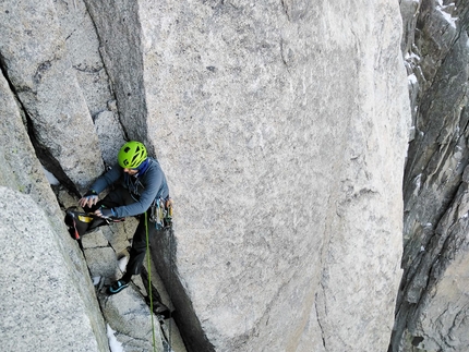 Petit Dru, Corrado Pesce, Will Sim - Corrado Pesce e Will Sim ripetendo la Voie des Papas / Via Bonatti sul pilastro sud ovest del Petit Dru nel massiccio del Monte Bianco. 