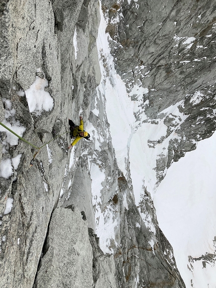 Petit Dru, Corrado Pesce, Will Sim - Corrado Pesce e Will Sim ripetendo la Voie des Papas / Via Bonatti sul pilastro sud ovest del Petit Dru nel massiccio del Monte Bianco. 