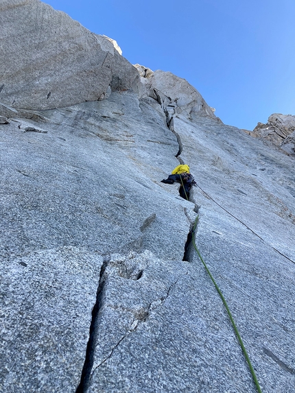 Petit Dru, Corrado Pesce, Will Sim - Will Sim sulla Voie des Papas / Via Bonatti sul pilastro sud ovest del Petit Dru nel massiccio del Monte Bianco. 