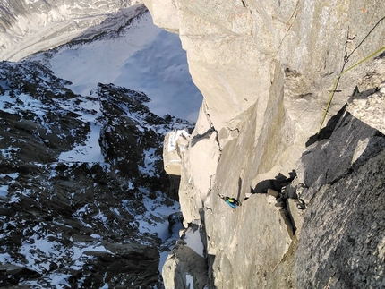 Petit Dru, Corrado Pesce, Will Sim - Corrado Pesce sulla Voie des Papas / Via Bonatti sul pilastro sud ovest del Petit Dru nel massiccio del Monte Bianco. 